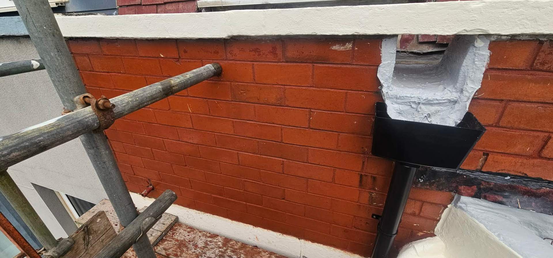 Red mastic pointing & lead detailing to parapet wall